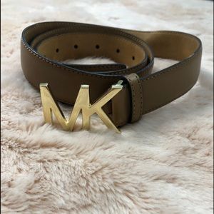 Genuine leather women’s belt.